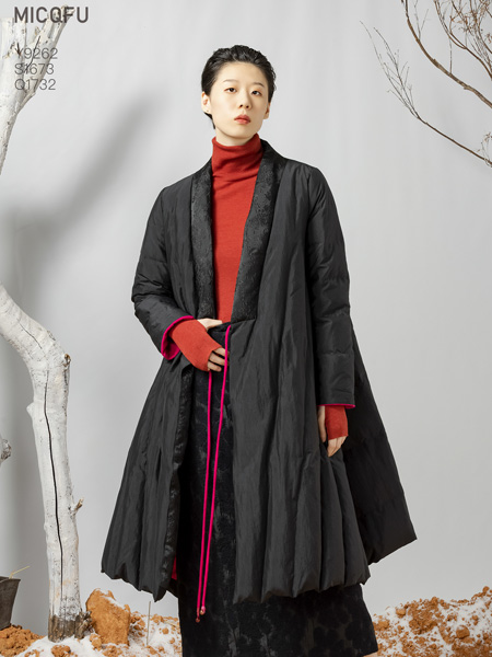 米可秋赋女装品牌2022冬季纯黑宽松时尚羽绒服