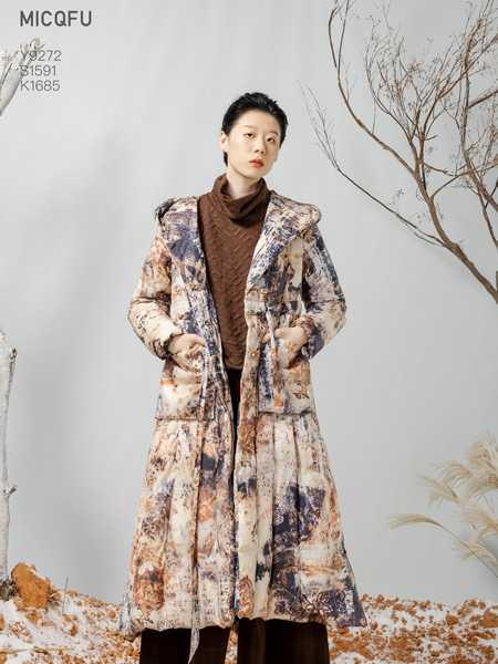米可秋赋女装品牌2022冬季斑驳印花时尚长款羽绒服