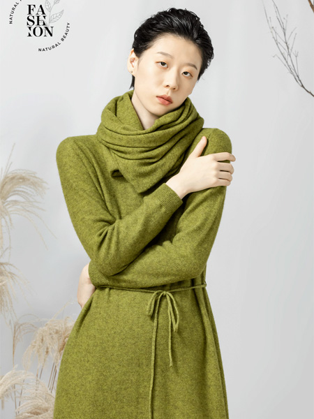 米可秋赋女装品牌2022秋冬抹茶绿纯色堆堆领针织连衣裙
