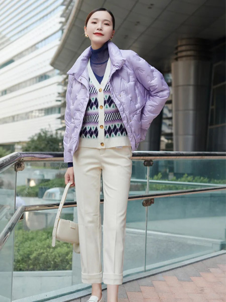 领秀女装品牌2022秋冬紫色立领短款羽绒外套