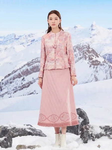 曼茜纱女装品牌2022秋冬国风对襟粉色外套