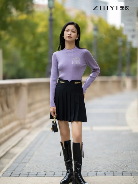 芝仪女装品牌2022秋冬紫色修身优雅圆领衫