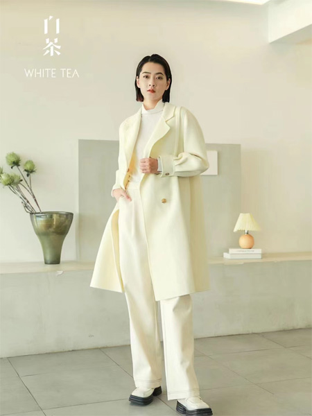 白茶女装品牌2022秋冬白色气质大衣
