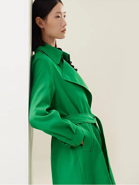 芊之美女装品牌2023春季绿色复古风中长款外套