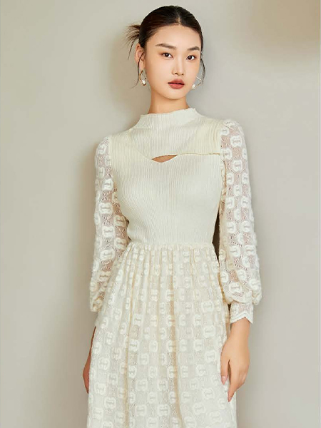丝雨桐女装品牌2023秋冬白色气质款连衣裙