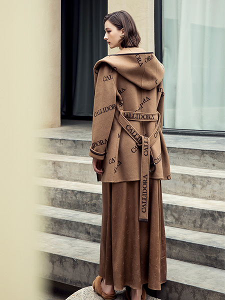 CALLIDORA卡莉朵拉女装品牌2023秋冬刺绣字母中长款外套