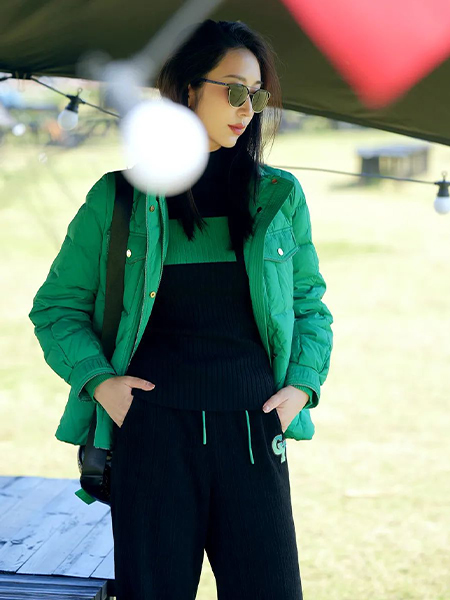 歌蒂诗女装品牌2023秋冬绿色休闲短款羽绒服