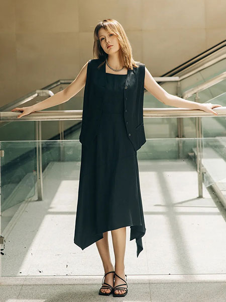小愚XIAOYU女装品牌2024夏季无袖西装马甲吊带连衣裙