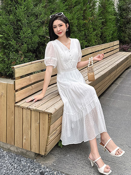 临蔻女装品牌2024夏季V领白色拼接连衣裙