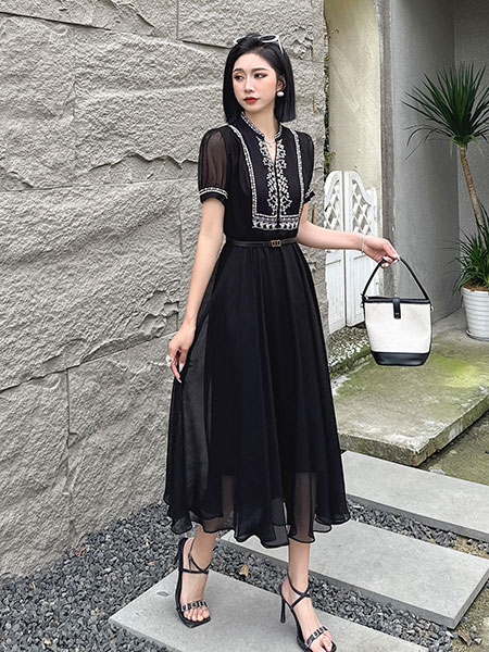 临蔻女装品牌2024夏季气质黑色修身显瘦短袖绣花连衣裙