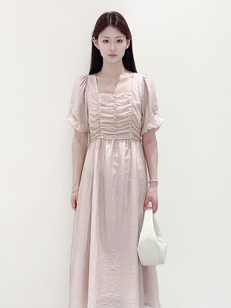 谜菲女装品牌2024春夏法式温柔粉色褶皱连衣裙