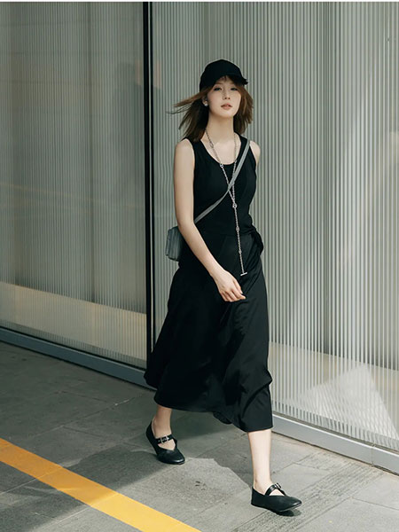 小愚XIAOYU女装品牌2024夏季黑色连衣裙内搭打底裙