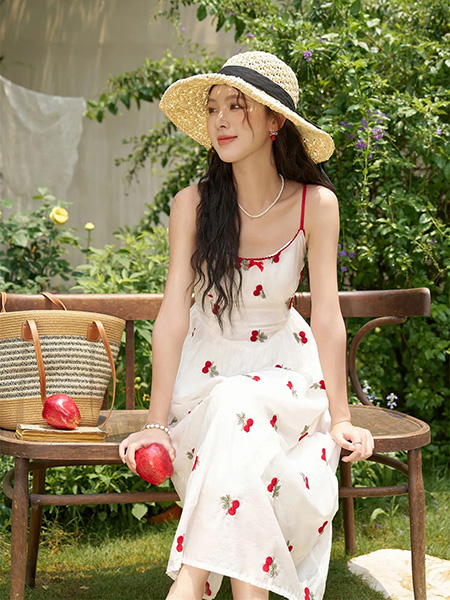谜秀女装品牌2024夏季法式复古显瘦吊带裙