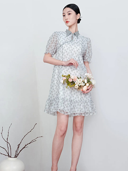 圣卡萝女装品牌2024夏季中国风中袖宽松连衣裙