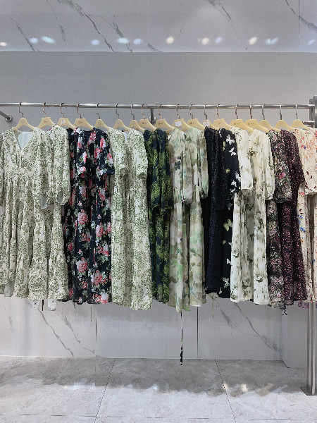 埃芙衣女裝品牌2025夏季新品歐克薩桑蠶絲連衣裙