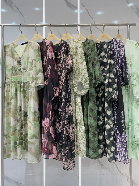 埃芙衣女裝品牌2025夏季新品歐克薩桑蠶絲連衣裙
